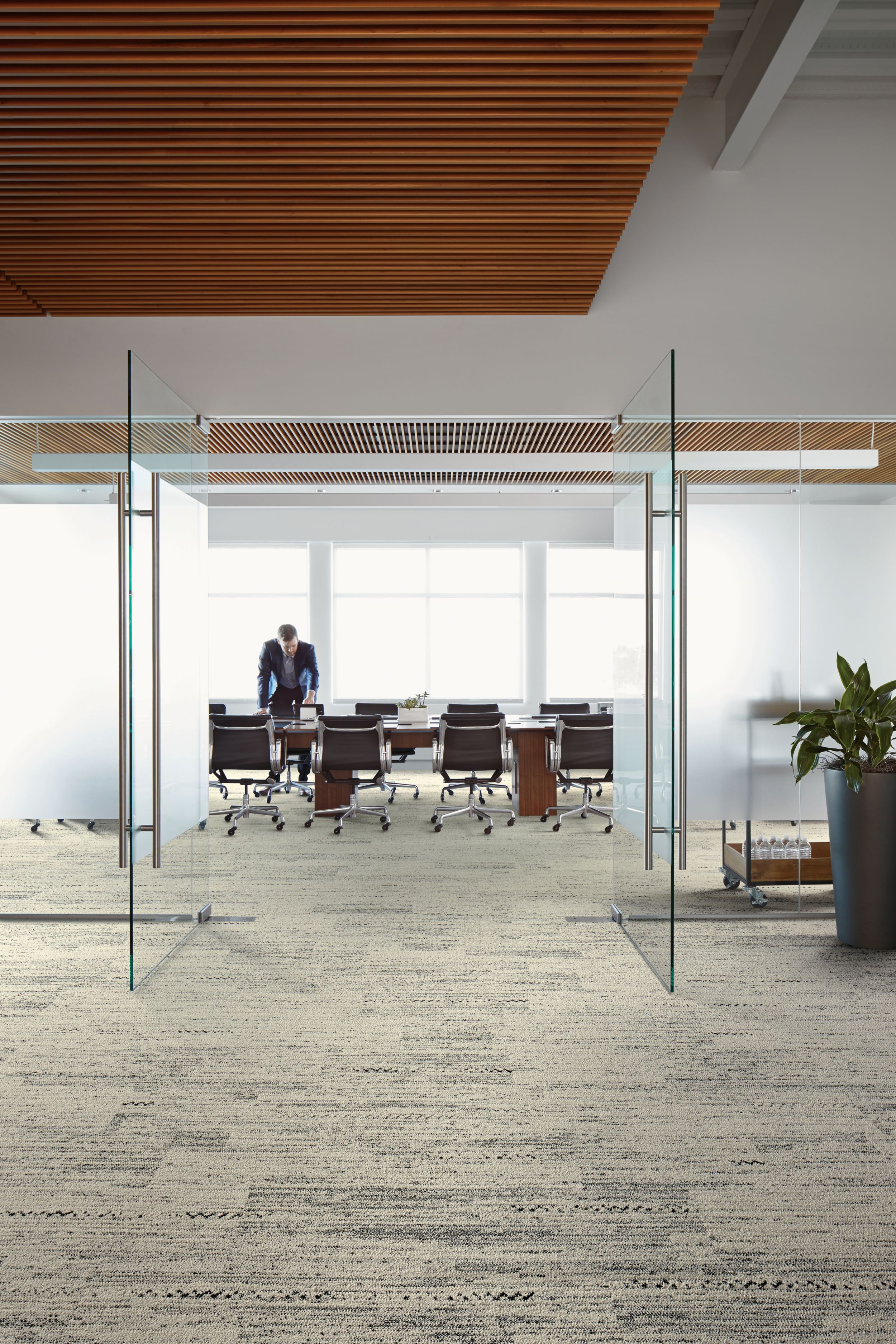 Interface Darning plank carpet tile in meeting area with man leaning over table Bildnummer 1